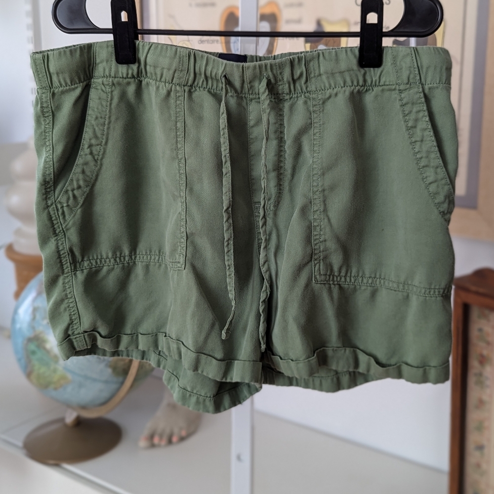 Olivey Green Gap Pull-on  Women's Shorts L